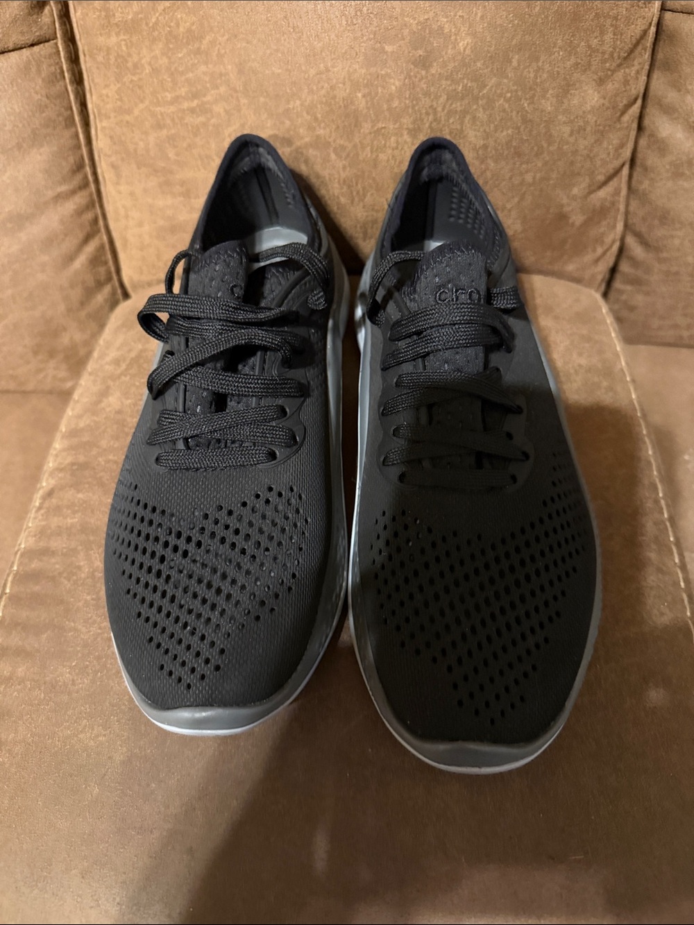 Black lightweight women’s tennis shoes